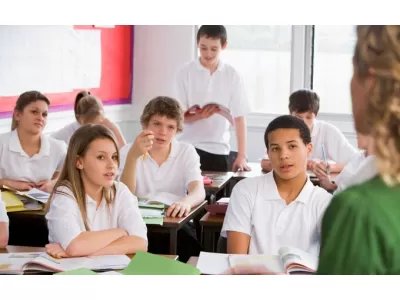 Учні середньої школи. Уже не діти, ще не дорослі